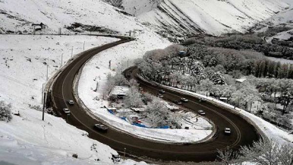 بارش برف و باران در محور چالوس/ تردد در محور‌های شمالی کشور روان است