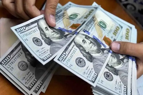 سرگردانی دلار در مرز 83 هزار تومان/ تتر عقب افتاد