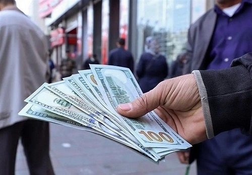 تعادل شکننده دلار/ بازار ارز بر سر دوراهی
