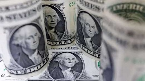 عبور دلار از مرز 105 هزار تومان/ هجوم خریداران به بازار