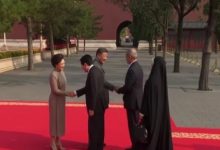 فیلم/ ورود پزشکیان به همراه دخترش به مراسم رژه چین